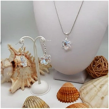 Parure di orecchini e collana di argento con ciond