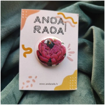 Nozīmīte Peonija un kamene