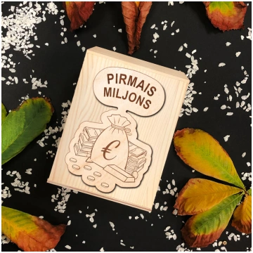 Koka krājkase ar gravējumu "Pirmais miljons"