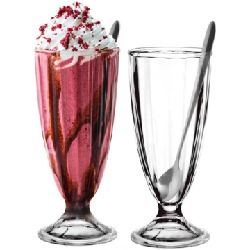 Glāzes piena kokteiļiem, kausi, sodas strūklaka ar