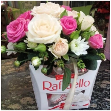Raffaello 150g ar dzīvo ziedu dekorāciju