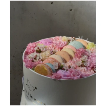 Lietots - Puķu kaste ar Macarons franču cepumiem F