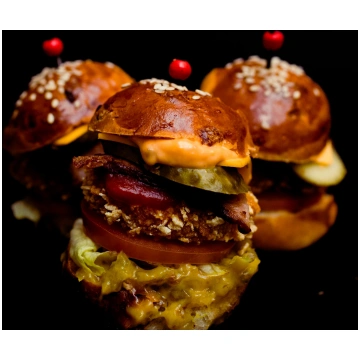 Burgerīts ar vistas nagetu un bekonu