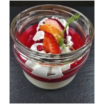 Panna Cotta burciņā ar zemeņu vai aveņu mērci