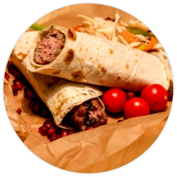 GRUZĪŅU KEBABS SERVĒTS LAVAŠĀ AR SALĀTU IZLASI