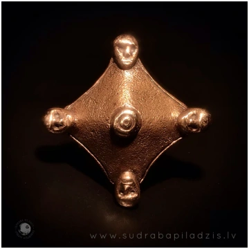 PRŪŠU ROMBVEIDA SAKTA / PRUSSIAN RHOMBOID BROOCH