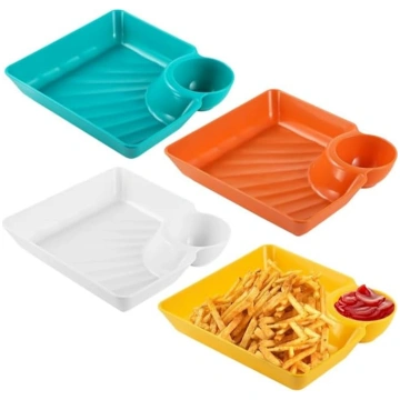 Trauki čipsiem un mērci, plastmasas šķīvji ar mērc