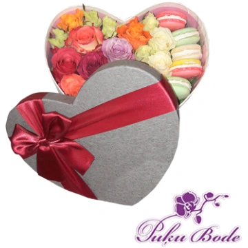 Ziedu kārbiņa Rožu mix ar cepumiem Macaron